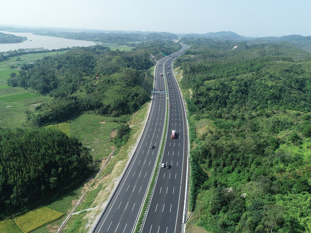 南钦防高速全线八车道通车.JPG